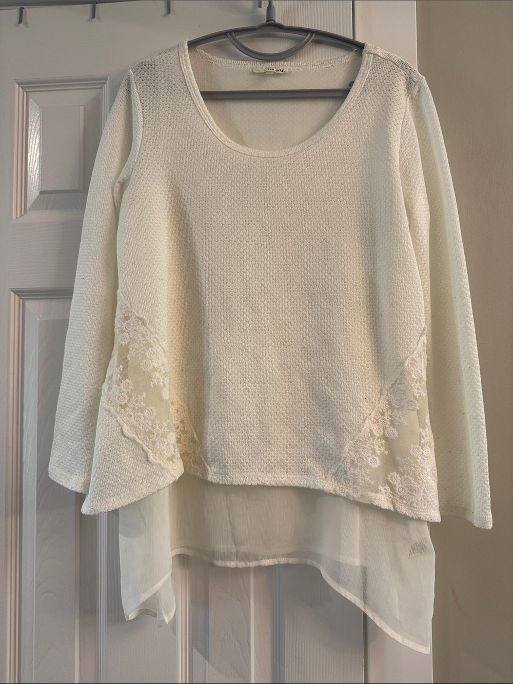Women's Cream Lace-Detail Long-Sleeve Tunic